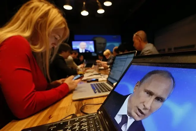 Песков: Чиновниците са плътно до телефоните, чакат Путин да им звънне