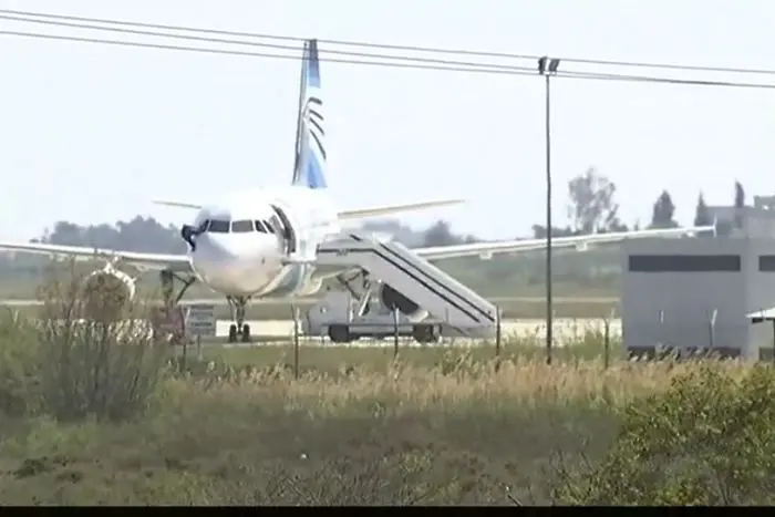 Египетският самолет похитен с калъфки на смартфони (ВИДЕО)