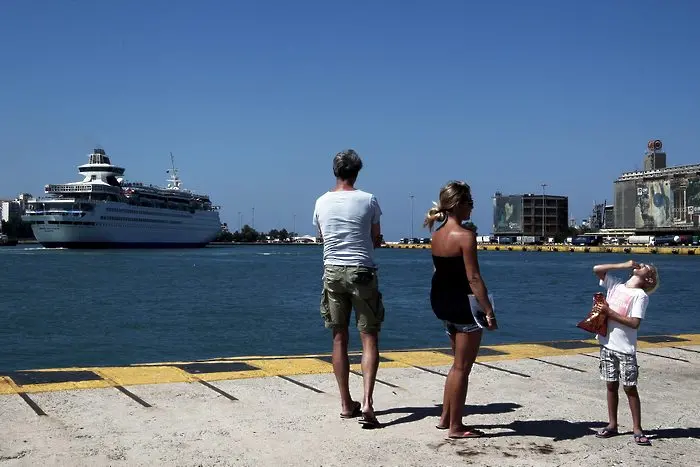 В Гърция за Гергьовден? Фериботите и магазините няма да работят в неделя