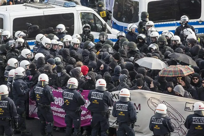 Бесни ултралеви нападат конгрес на крайнодесни в Щутгарт
