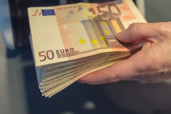 Румънците с доходи под €539 освободени от банкови такси