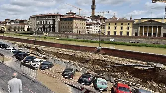 Свлачище близо до Понте Векио във Флоренция погълна 20 автомобила