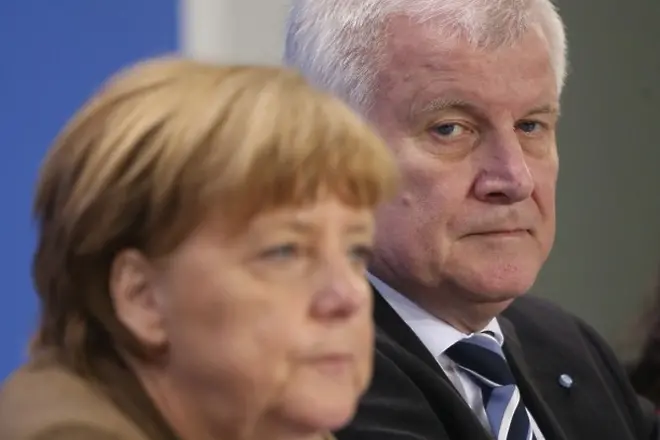 След Меркел: Искат да си ходи и главният й баварски съюзник