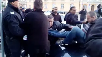 Бой пред парламента, един арестуван (СНИМКИ)(ВИДЕО)