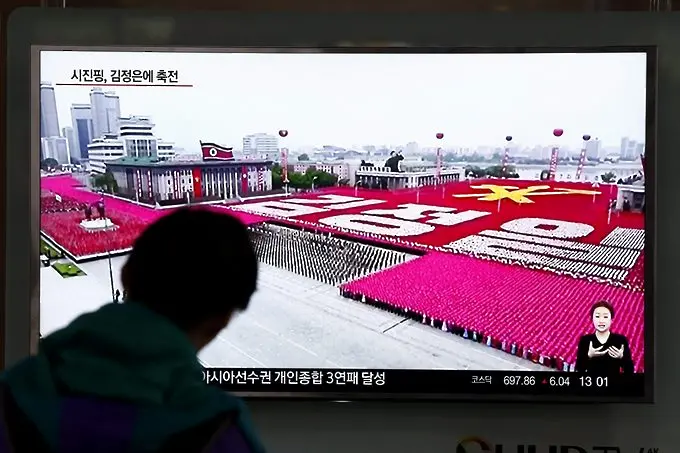 Грандиозен парад в Пхенян (СНИМКИ+ВИДЕО)