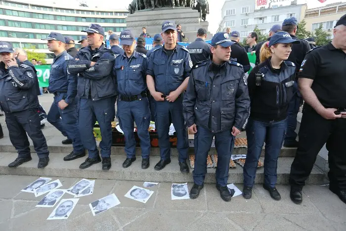 Полицаи арестуват зеленчуци, яйца и един протестиращ (СНИМКИ)