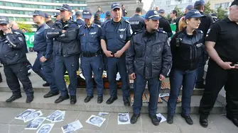 Полицаи арестуват зеленчуци, яйца и един протестиращ (СНИМКИ)
