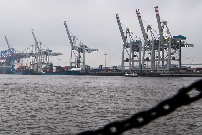 Задържаха кораб с боеприпаси, пътуващ от Бургас за Уругвай