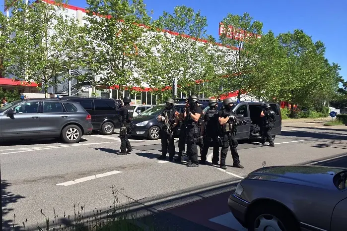 Полицията уби въоръжения нападател в киното във Фирнхайм