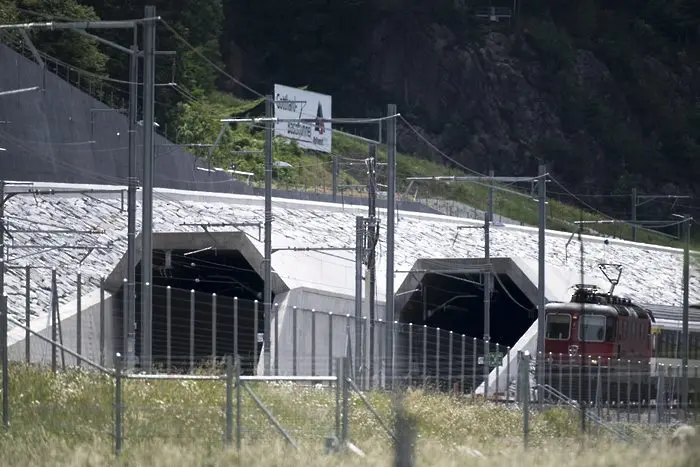 В Швейцария откриват най-дългия жп тунел