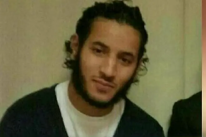 Джихадистът, убил полицай край Париж, предавал във фейсбук