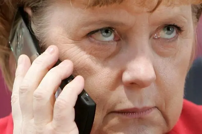 Забраниха на Меркел да говори по GSM в Китай