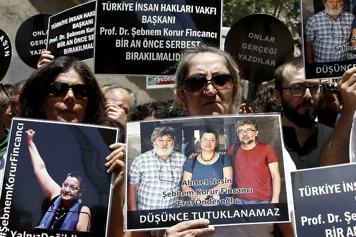 Турция арестува и обвини в терористична пропаганда човек на 