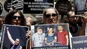 Турция арестува и обвини в терористична пропаганда човек на 