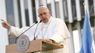 Папата гневен: По-лесно е да си купиш оръжие, отколкото да дариш храна