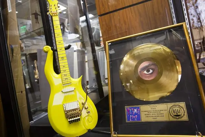$ 137 500 за китарата на Принс 