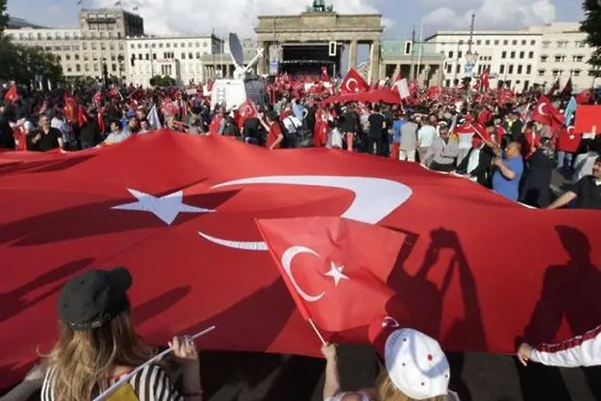 Анкара: Германия да си гледа историята и да не позори нашата