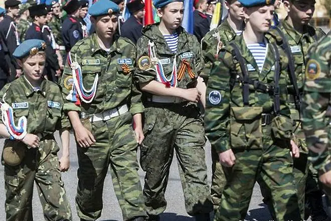 Нова мода в Русия: деца се учат на война