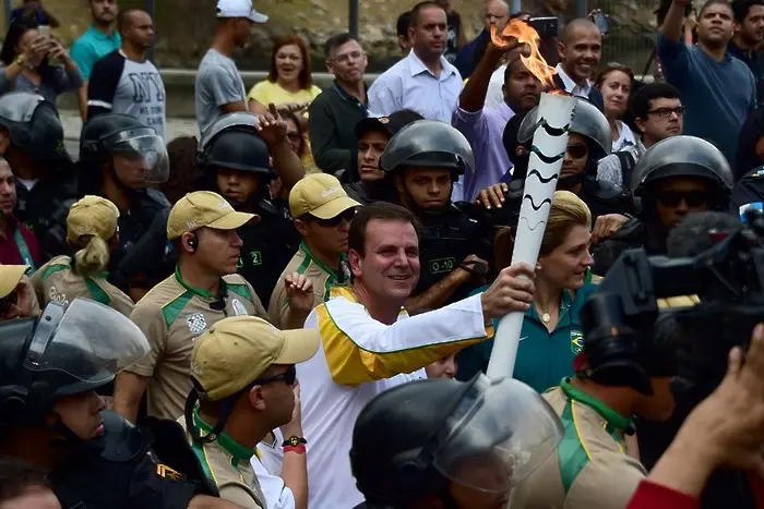 Протести посрещнаха олимпийския огън в Рио