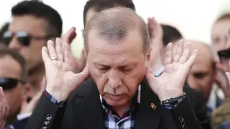 Ердоган продължава чистката с над 4400 учители и държавни служители