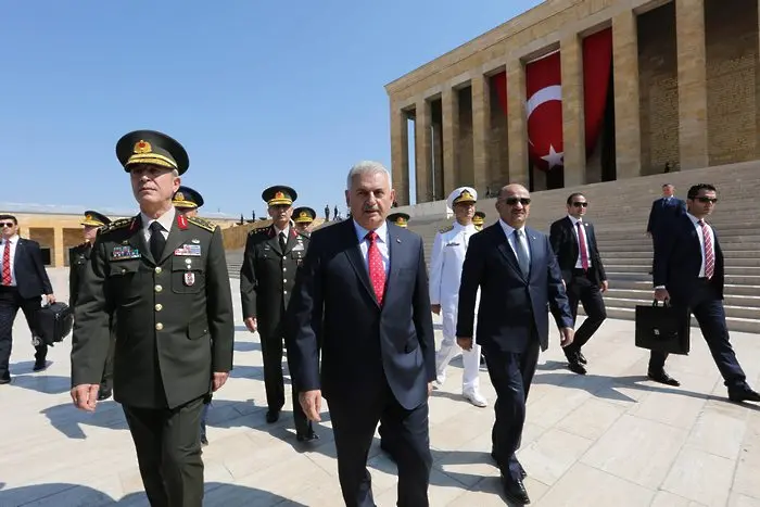 Първи протест срещу чистката в Турция - двама генерали с оставки