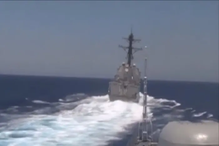 Руски и американски бойни кораби пред сблъсък - кой е виновен? (ВИДЕО)