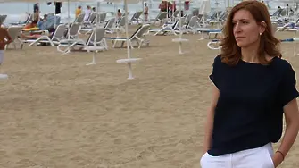 Прокуратурата прати Ангелкова да брои чадърите на плажа