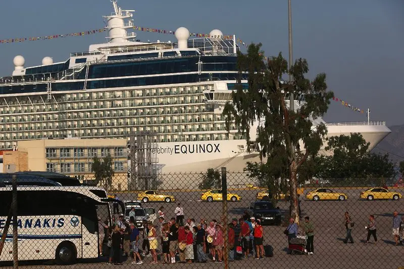 Гърция продаде пристанището в Пирея в последните минути от срока