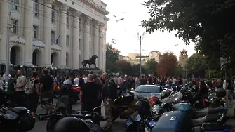Мотористите преместиха протеста си пред Съдебната палата (СНИМКИ)