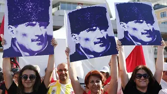 Опозицията подкрепи властта под знамената на Ататюрк (СНИМКИ)