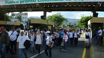 Хиляди венецуелци се втурнаха за храна в Колумбия (ВИДЕО)