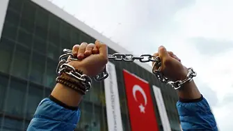 Турция иска арест за 47 служители на вестник 