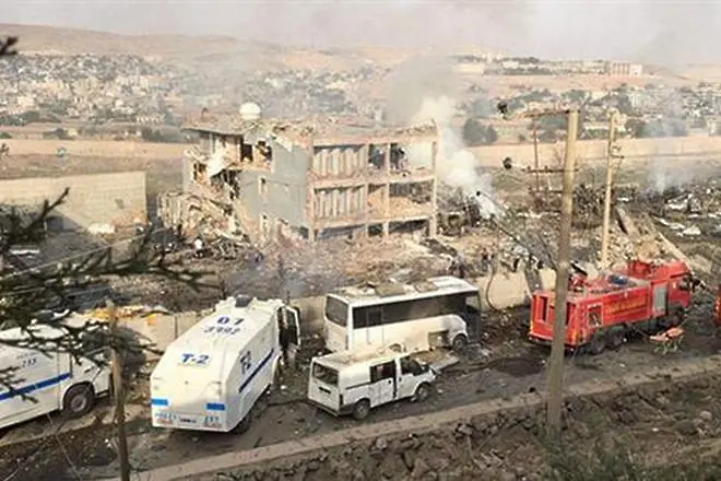 11 убити офицери при адски взрив в турския град Джизре (ВИДЕО)