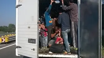 Румънски граничари откриха бежанци в български камион