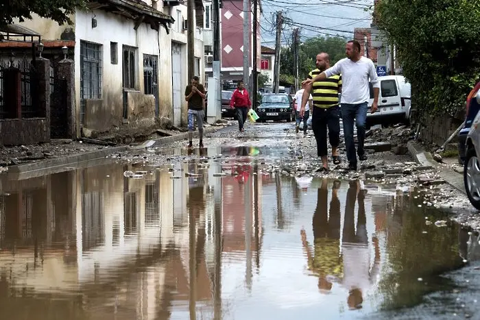 Водна бомба - в Скопие за 2 часа паднал дъжд колкото за месец (СНИМКИ)