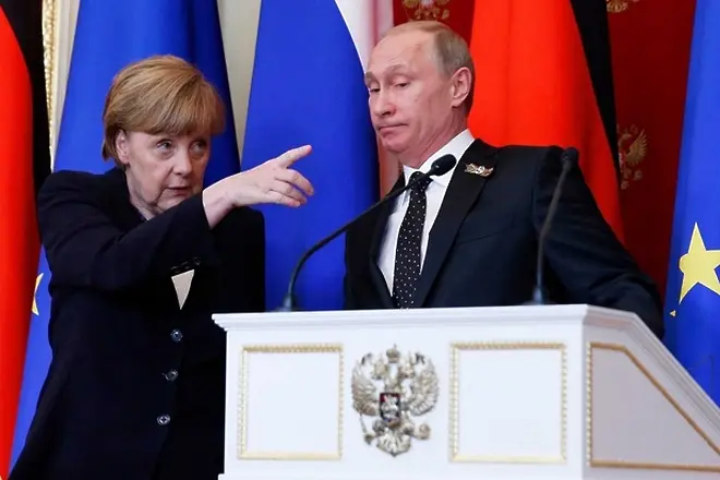 Руски хакер откраднал мейлите на Меркел