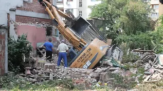 Багер проби калкана на сграда в София (ВИДЕО)