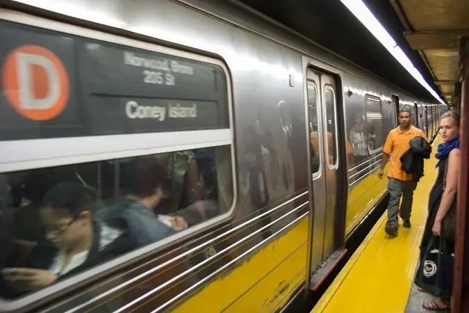 Жена напълни метро в Ню Йорк с буболечки, то блокира