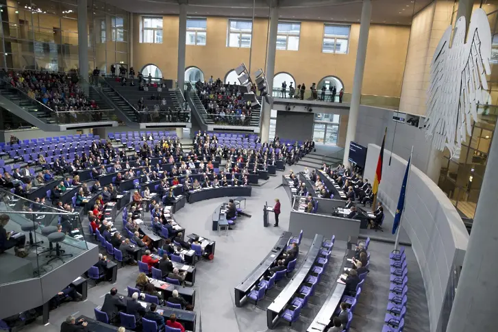 Бундестагът гласува 1400 милиарда за справяне с кризата 