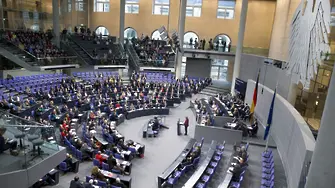 Бундестагът гласува 1400 милиарда за справяне с кризата 