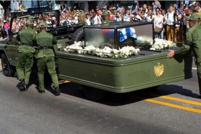 Войници бутат джипа, превозващ урната с Кастро