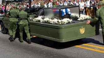 Войници бутат джипа, превозващ урната с Кастро
