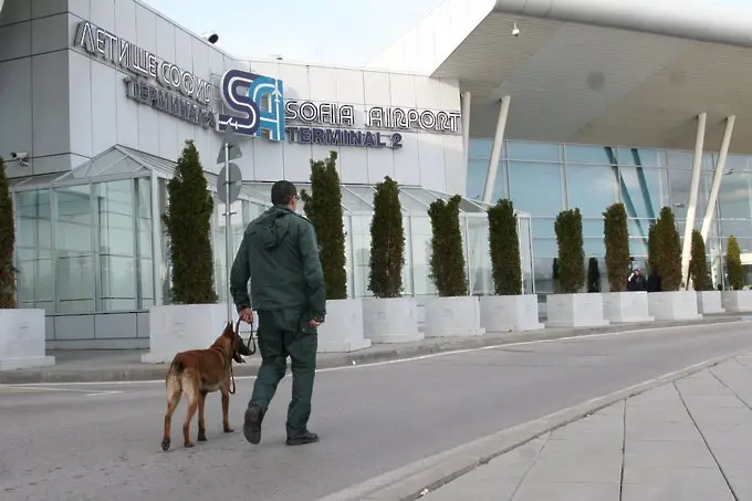 Виетнамец влезе в Евросъюза през незаключена врата на аерогара София