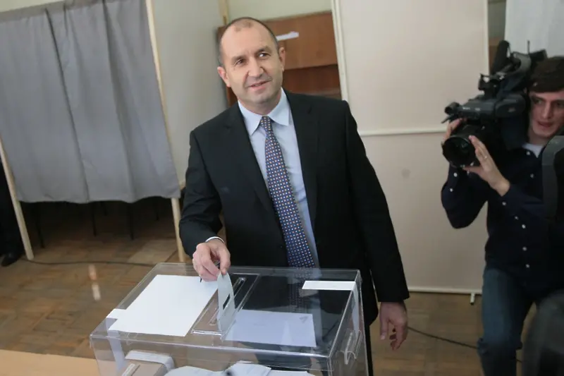 Националисти и ДПС гласували за Радев. Една трета от сините - също