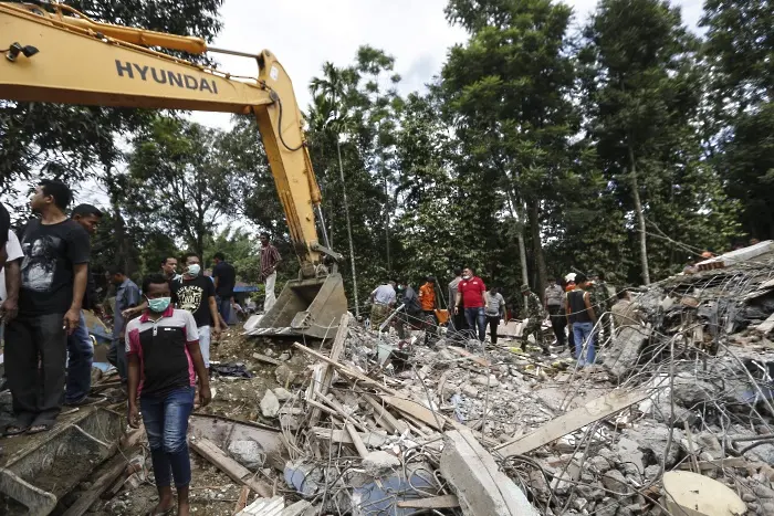 Десетки жертви при силен трус в Индонезия