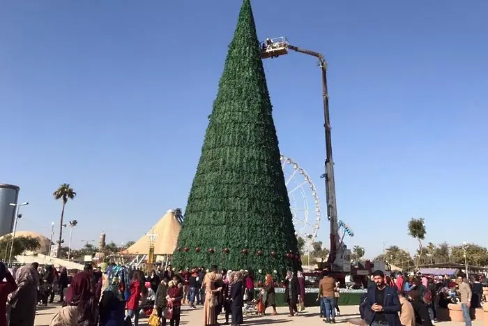 Вдигнаха 30- метрова елха в Ирак в знак на солидарност към християните