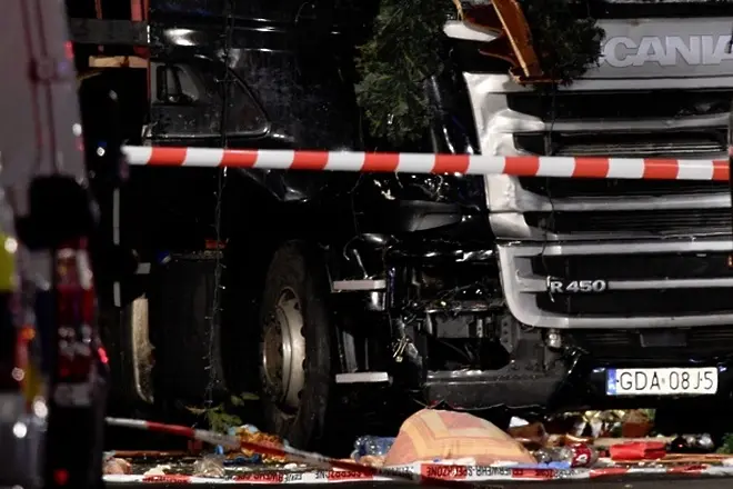 12 убити. Бежанец с камион окървави коледен базар в Берлин (СНИМКИ)