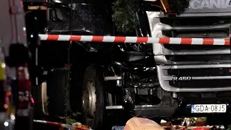 12 убити. Бежанец с камион окървави коледен базар в Берлин (СНИМКИ)