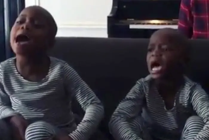 Вижте как пеят близначките на Мадона (ВИДЕО)