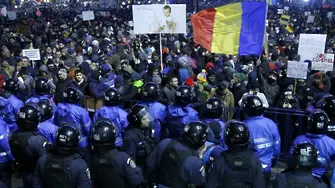 Многохиляден протест в Букурещ срещу корупцията, има и ранени (СНИМКИ)